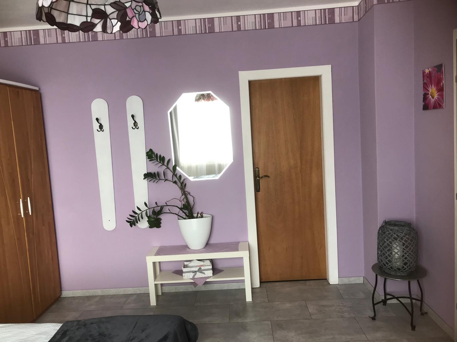 Schlafzimmer mit Spiegel