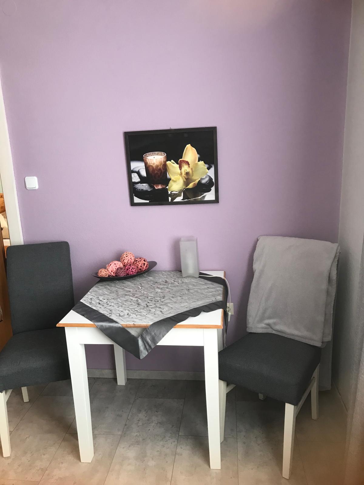 Kleiner Tisch im Schlafzimmer