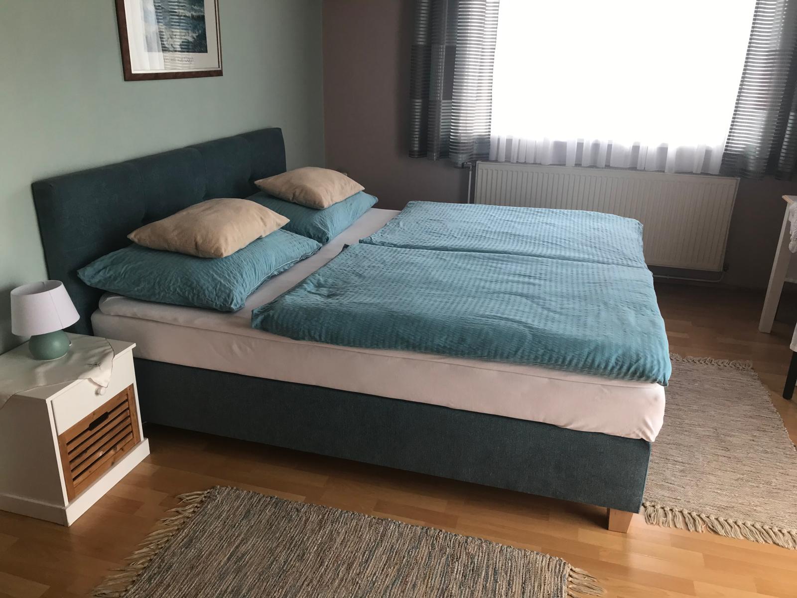 Schlafzimmer mit Doppelbett