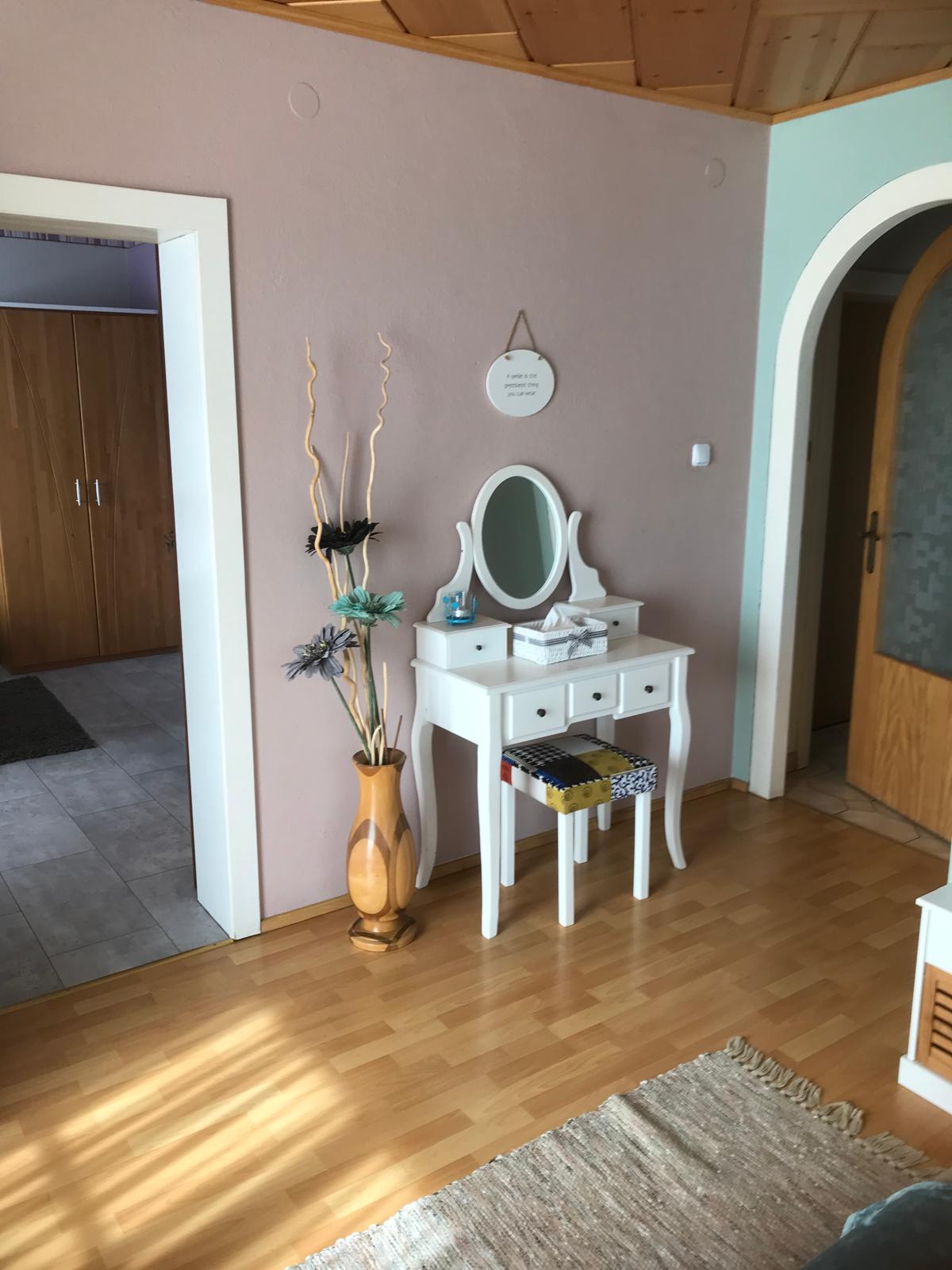 Schlafzimmer mit Schminktisch